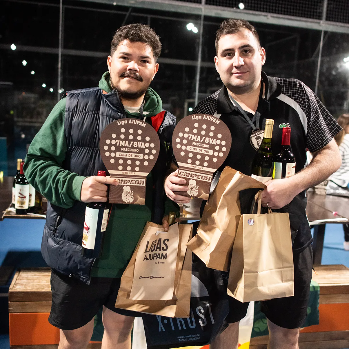 Todos los finalistas en la cancha listos para la premiación